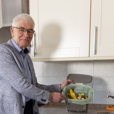 wethouder van Westervoort Hans Breunissen staat in de keuken met op het aanrecht het keukenemmertje